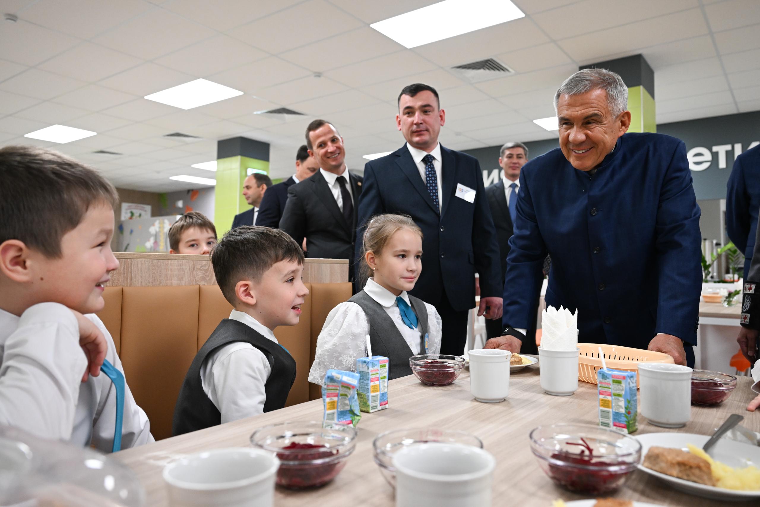 Рустам Минниханов открыл новые школы в Казани и Набережных Челнах Рустам Минниханов открыл новые школы в Казани и Набережных Челнах