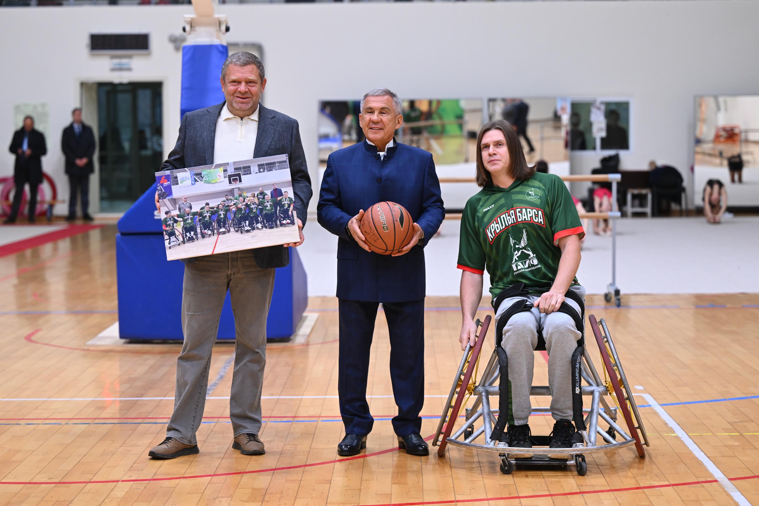 за сегодня, 7 ноября. Рустам Минниханов принял участие в чествовании коллектива баскетбольного клуба «Крылья Барса» за сегодня, 7 ноября. Рустам Минниханов принял участие в чествовании коллектива баскетбольного клуба «Крылья Барса»