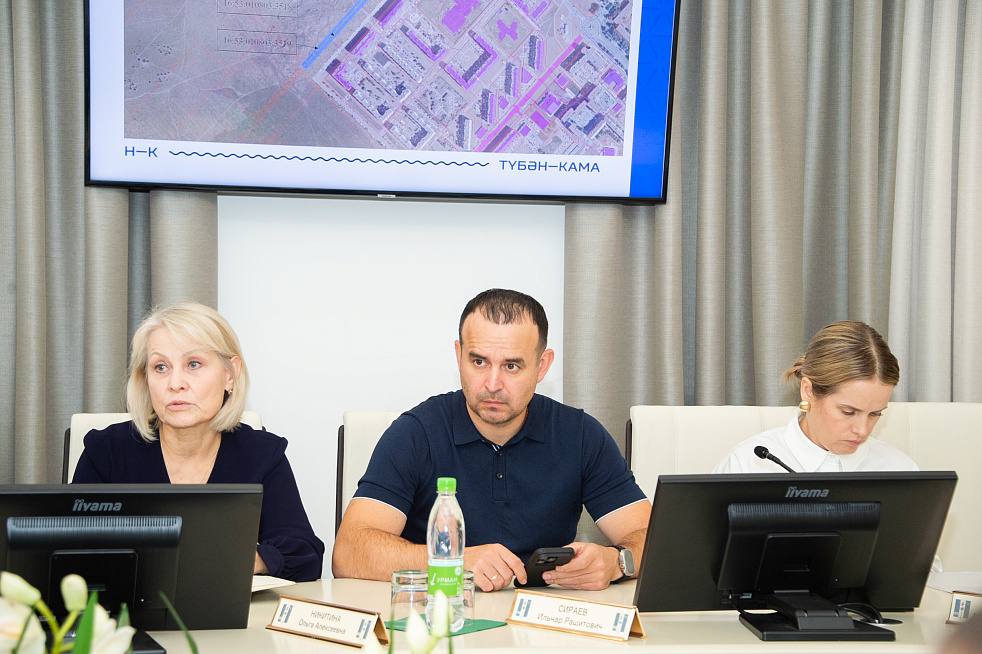 Сегодня в Доме Советов прошла очередная сессия земельной комиссии, в работе которой приняли участие мэр Нижнекамска Радмир Беляев, архитекторы и представители бизнес-сообщества Сегодня в Доме Советов прошла очередная сессия земельной комиссии, в работе которой приняли участие мэр Нижнекамска Радмир Беляев, архитекторы и представители бизнес-сообщества