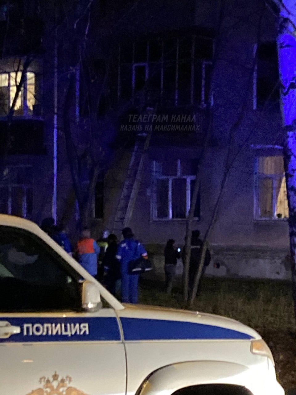 В Казани хозяйка горящей квартиры вылезла с балкона, чтобы спастись В Казани хозяйка горящей квартиры вылезла с балкона, чтобы спастись