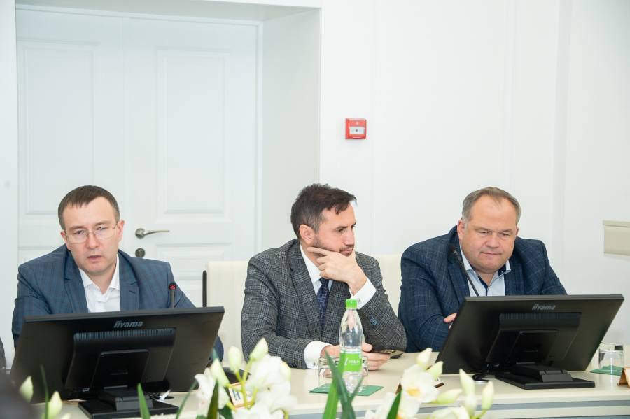 Сегодня в Доме Советов прошла очередная сессия земельной комиссии, в работе которой приняли участие мэр Нижнекамска Радмир Беляев, архитекторы и представители бизнес-сообщества Сегодня в Доме Советов прошла очередная сессия земельной комиссии, в работе которой приняли участие мэр Нижнекамска Радмир Беляев, архитекторы и представители бизнес-сообщества