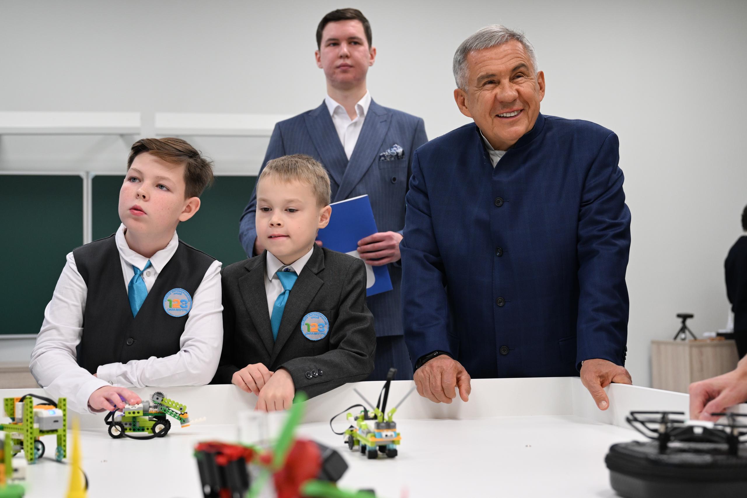 Рустам Минниханов открыл новые школы в Казани и Набережных Челнах Рустам Минниханов открыл новые школы в Казани и Набережных Челнах