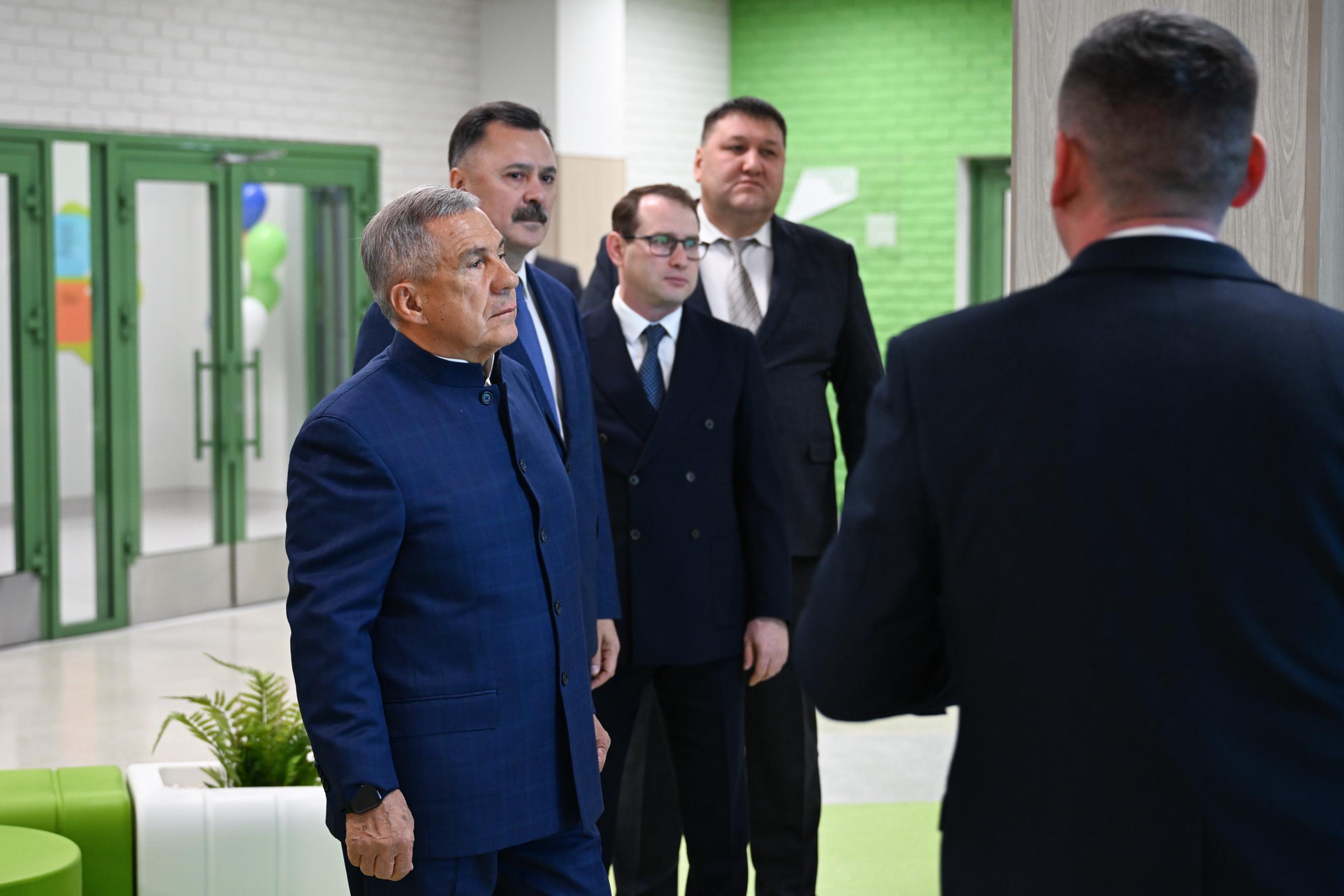 Рустам Минниханов открыл новые школы в Казани и Набережных Челнах Рустам Минниханов открыл новые школы в Казани и Набережных Челнах