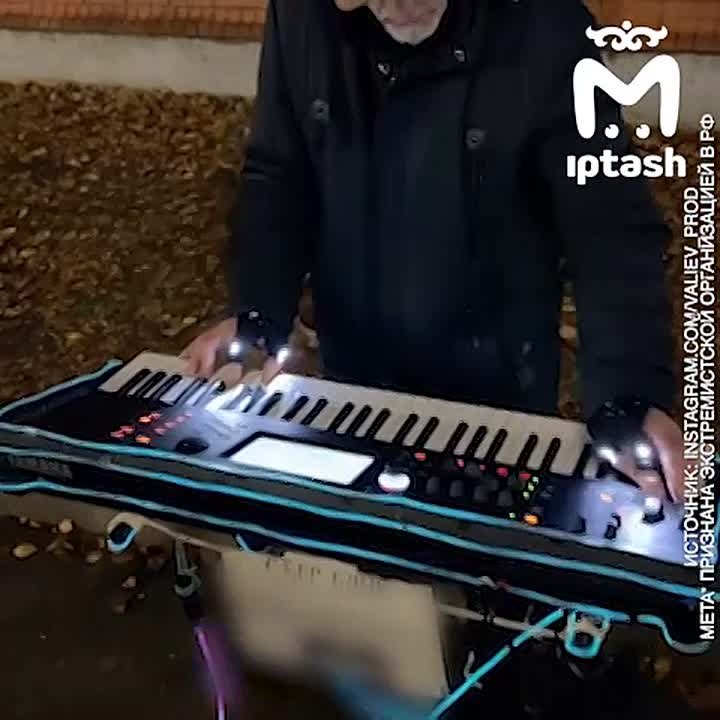 70-летний дед диджеит прямо в парке Горького