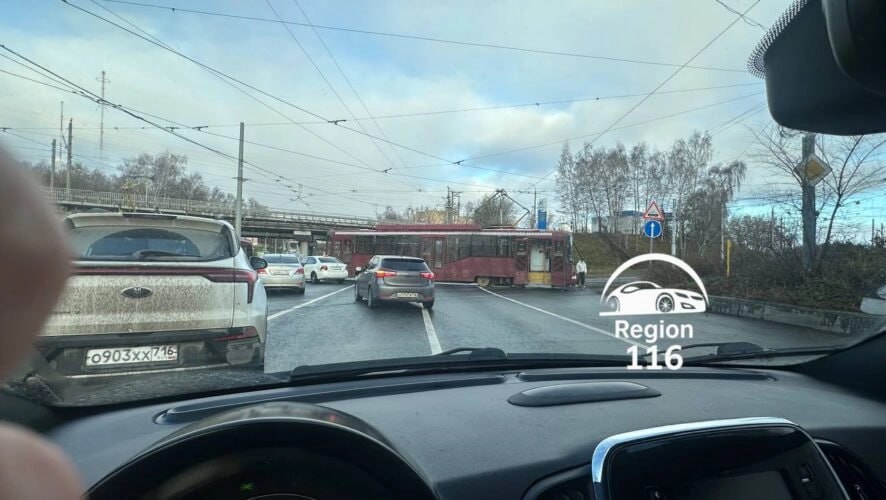 В Казани на Сибирском тракте произошло ДТП с участием трамвая и легковушки