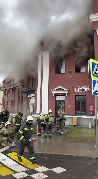 В Дербышках пожарные тушат баню в ЖК «Смородина»