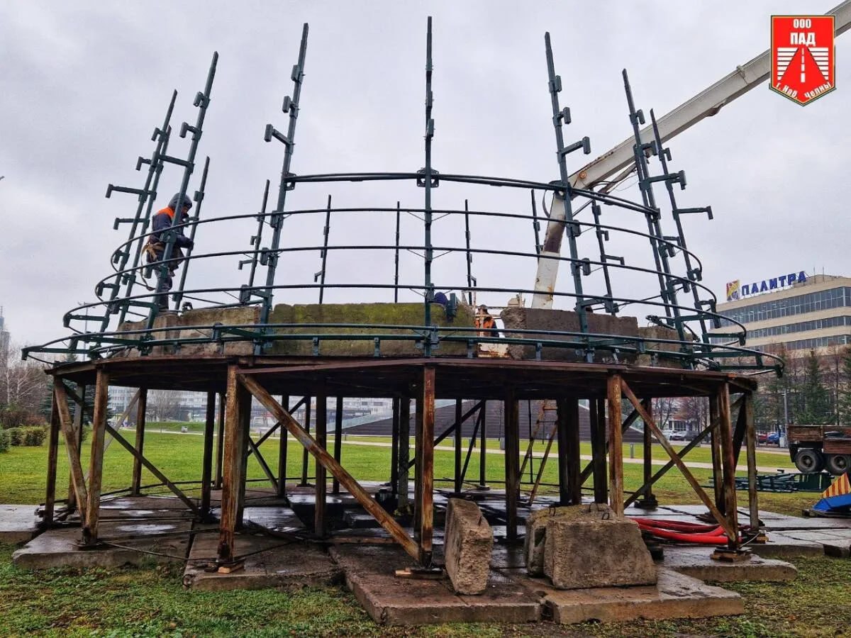 В Набережных Челнах начали устанавливать главную новогоднюю елку В Набережных Челнах начали устанавливать главную новогоднюю елку