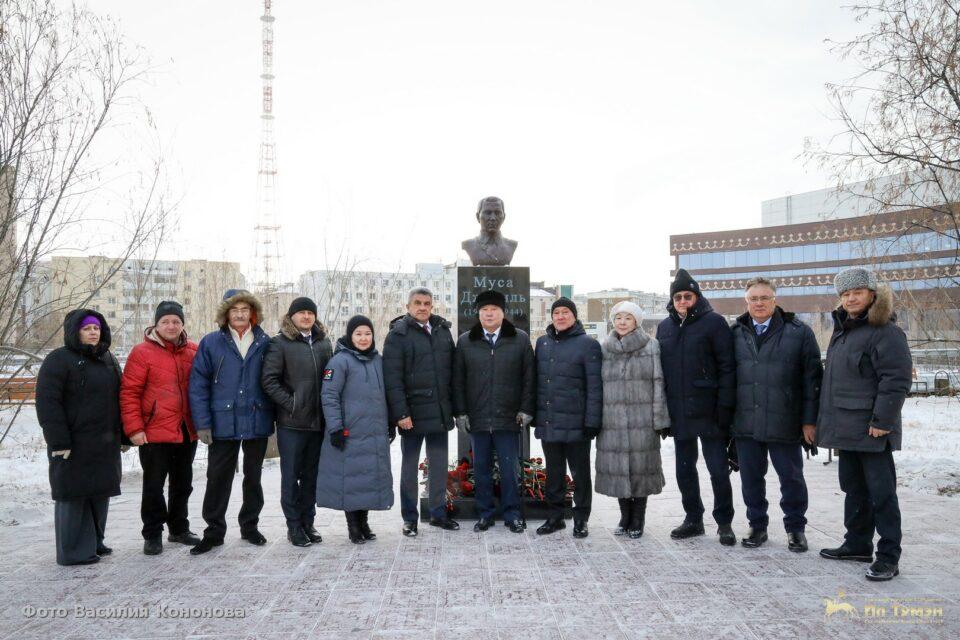 Делегация Татарстана возложила цветы к бюсту Мусы Джалиля в Якутске