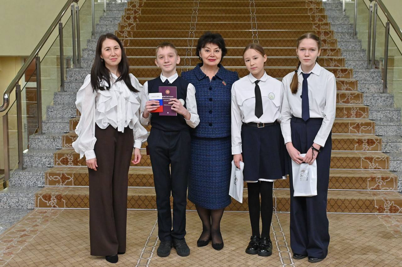 В Государственном Совете вручили паспорта юным гражданам В Государственном Совете вручили паспорта юным гражданам