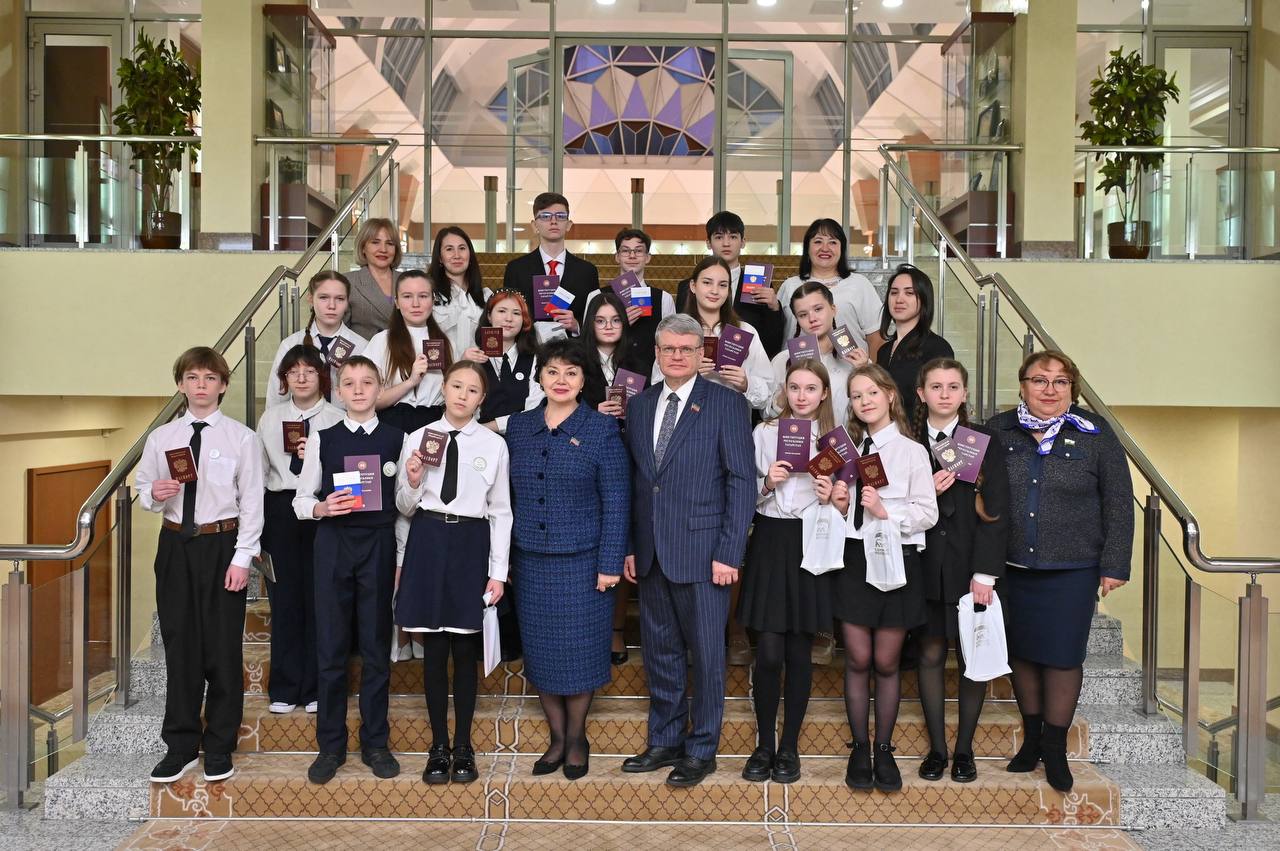 В Государственном Совете вручили паспорта юным гражданам