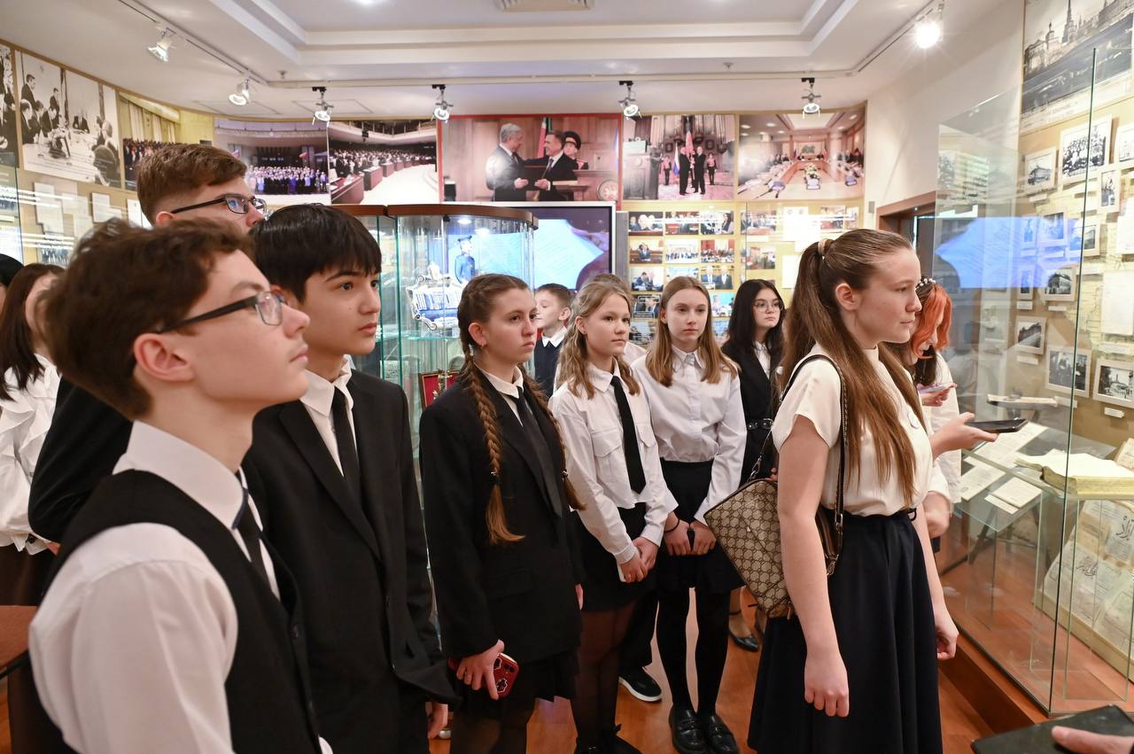 В Государственном Совете вручили паспорта юным гражданам В Государственном Совете вручили паспорта юным гражданам