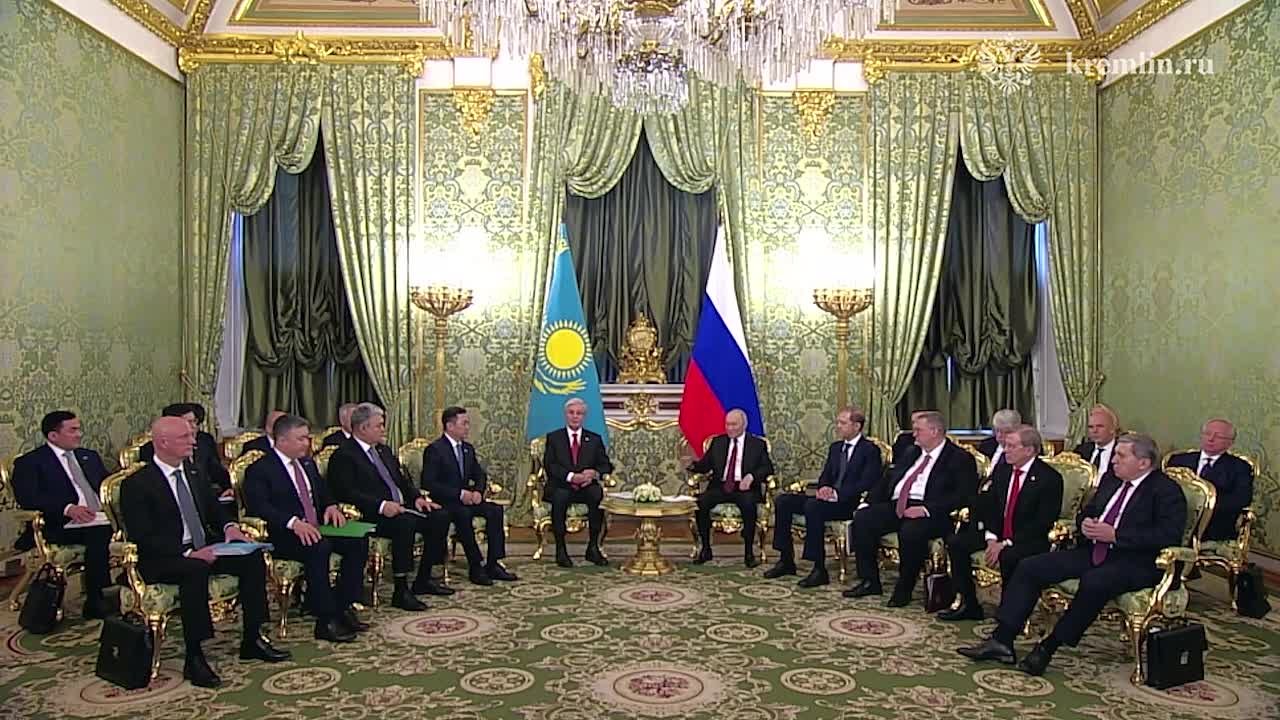 Путин принял предложение Токаева приехать в Казахстан