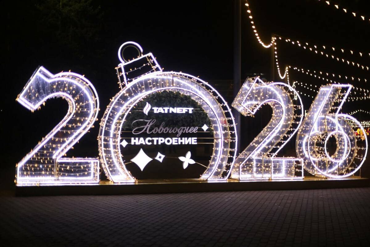 В Бугульме на улицах и в общественных пространствах появились первые новогодние инсталляции