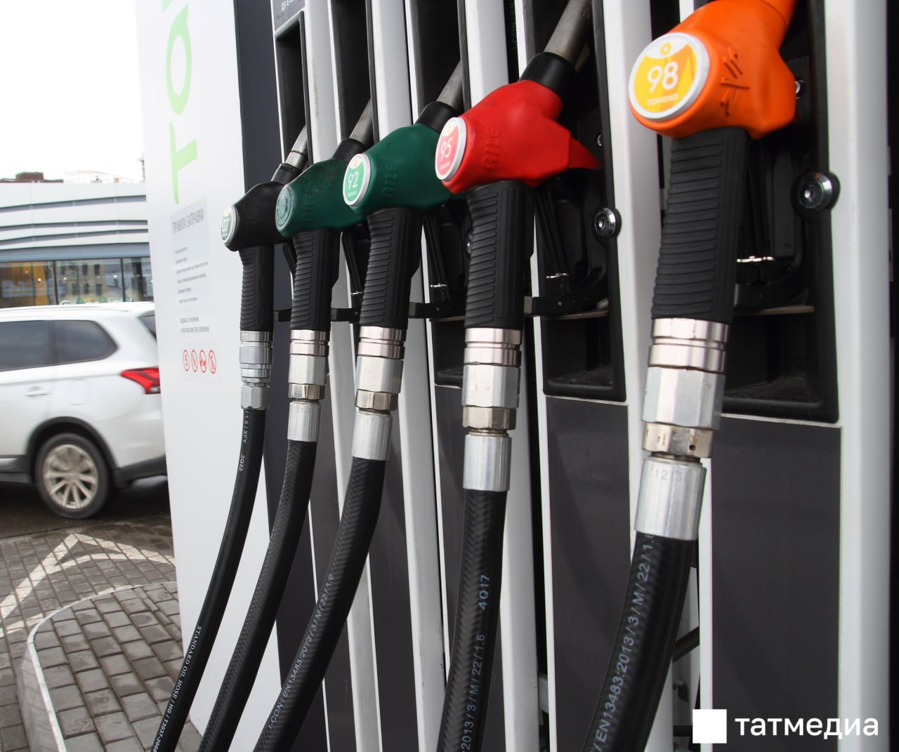 На пяти заправках Татарстана выявили некачественное топливо