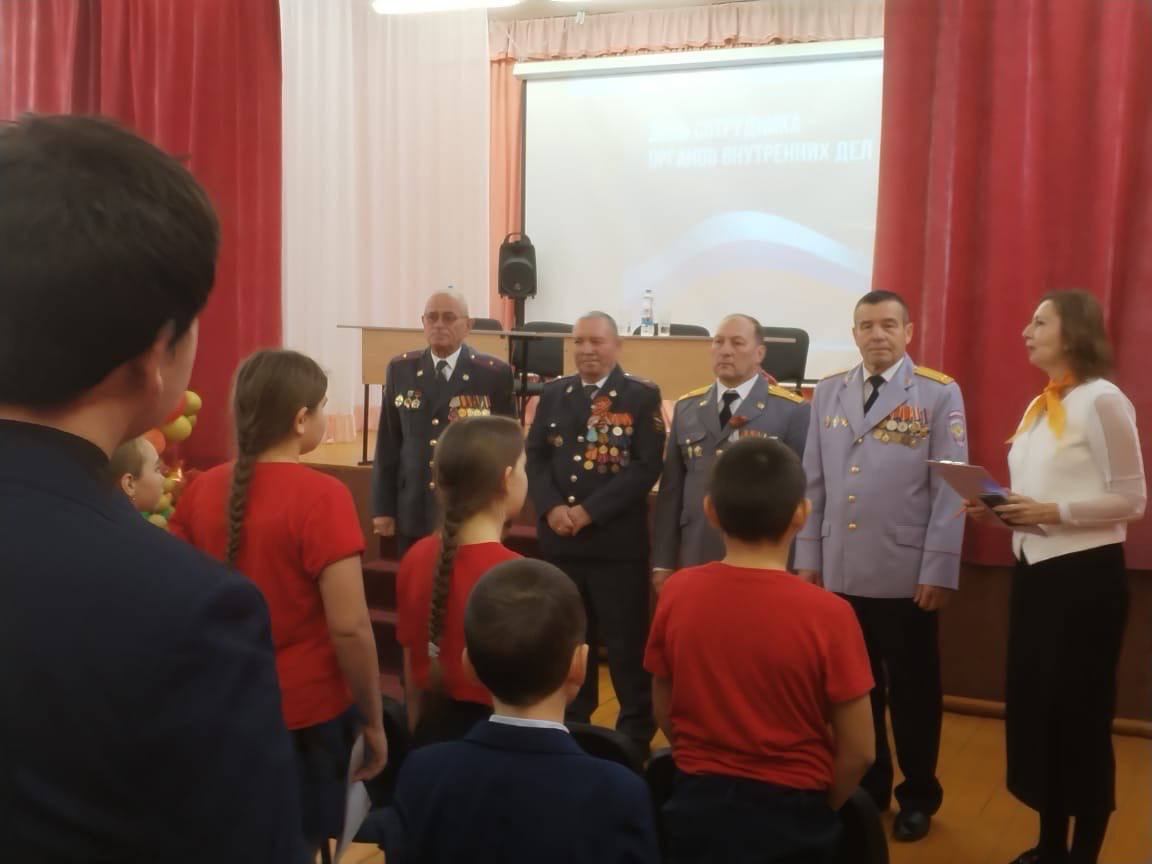 Сегодня ветераны отдела МВД России по Чистопольскому району посетили школьников в селе Каргали, что стало важным событием в патриотическом воспитании подрастающего поколения