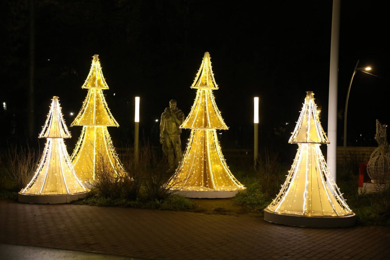 В Бугульме на улицах и в общественных пространствах появились первые новогодние инсталляции В Бугульме на улицах и в общественных пространствах появились первые новогодние инсталляции