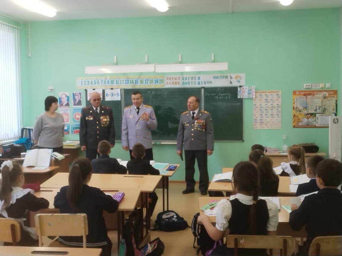 Сегодня ветераны отдела МВД России по Чистопольскому району посетили школьников в селе Каргали, что стало важным событием в патриотическом воспитании подрастающего поколения Сегодня ветераны отдела МВД России по Чистопольскому району посетили школьников в селе Каргали, что стало важным событием в патриотическом воспитании подрастающего поколения