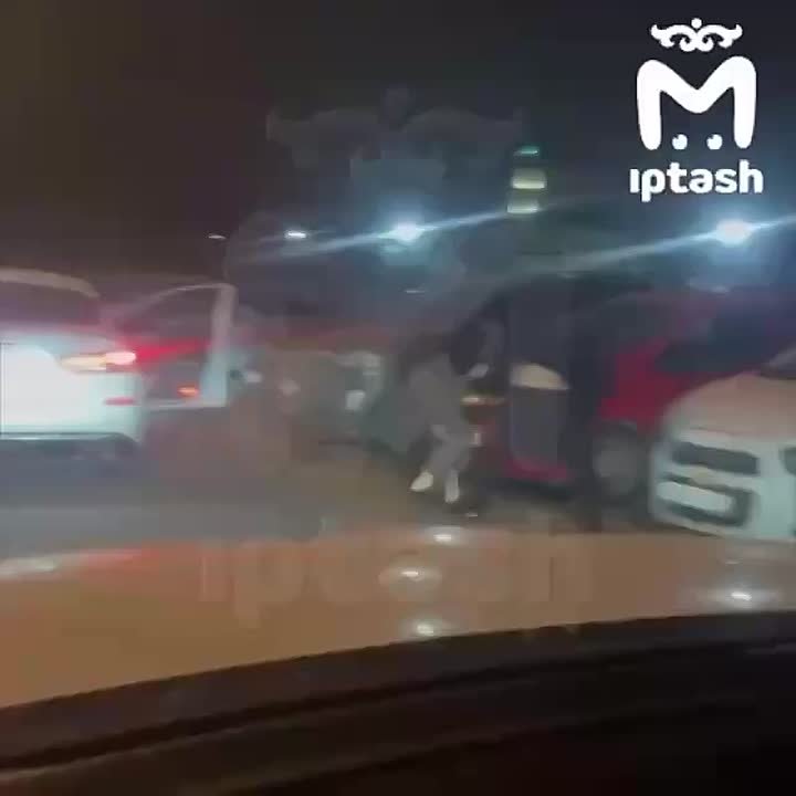 Поездка закончилась дракой: таксист набросился на пассажира