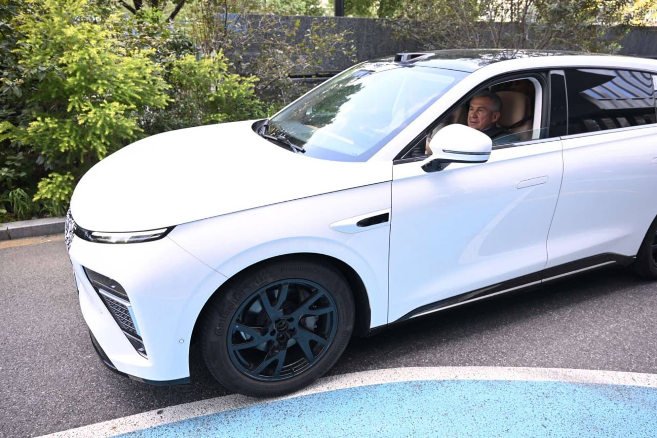 Рустам Минниаханов посетил в штаб-квартиру компании LinGin Рустам Минниаханов посетил в штаб-квартиру компании LinGin