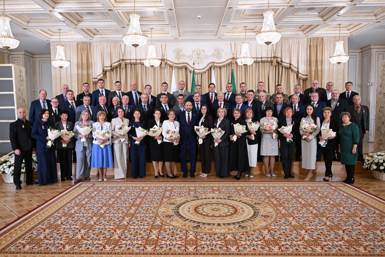 Алексей Песошин вручил государственные награды в Казанском Кремле Алексей Песошин вручил государственные награды в Казанском Кремле