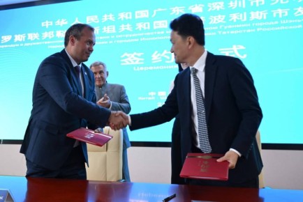 Рустам Минниханов принял участие в церемонии подписания соглашения о сотрудничестве между городом Иннополис и районом Гуанмин