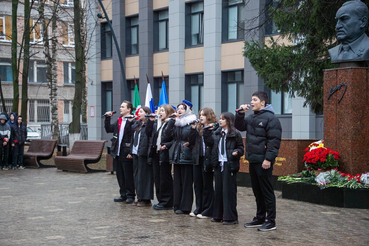 Сегодня Нижнекамск отдаёт дань глубокого уважения двум людям, чьи имена навсегда вписаны в историю нашего города Сегодня Нижнекамск отдаёт дань глубокого уважения двум людям, чьи имена навсегда вписаны в историю нашего города