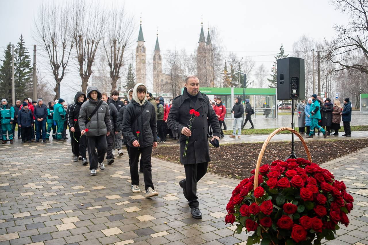 Сегодня Нижнекамск отдаёт дань глубокого уважения двум людям, чьи имена навсегда вписаны в историю нашего города Сегодня Нижнекамск отдаёт дань глубокого уважения двум людям, чьи имена навсегда вписаны в историю нашего города