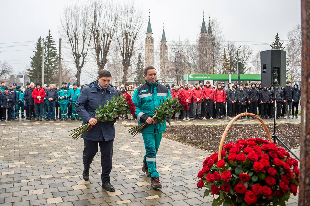 Сегодня Нижнекамск отдаёт дань глубокого уважения двум людям, чьи имена навсегда вписаны в историю нашего города