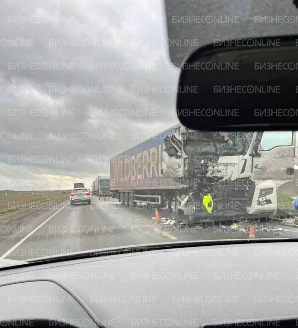 Фура с заказами Wildberries столкнулась с грузовиком на трассе в Татарстане — пробка была на протяжении 7 часов