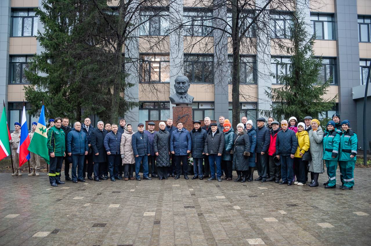 Сегодня Нижнекамск отдаёт дань глубокого уважения двум людям, чьи имена навсегда вписаны в историю нашего города Сегодня Нижнекамск отдаёт дань глубокого уважения двум людям, чьи имена навсегда вписаны в историю нашего города