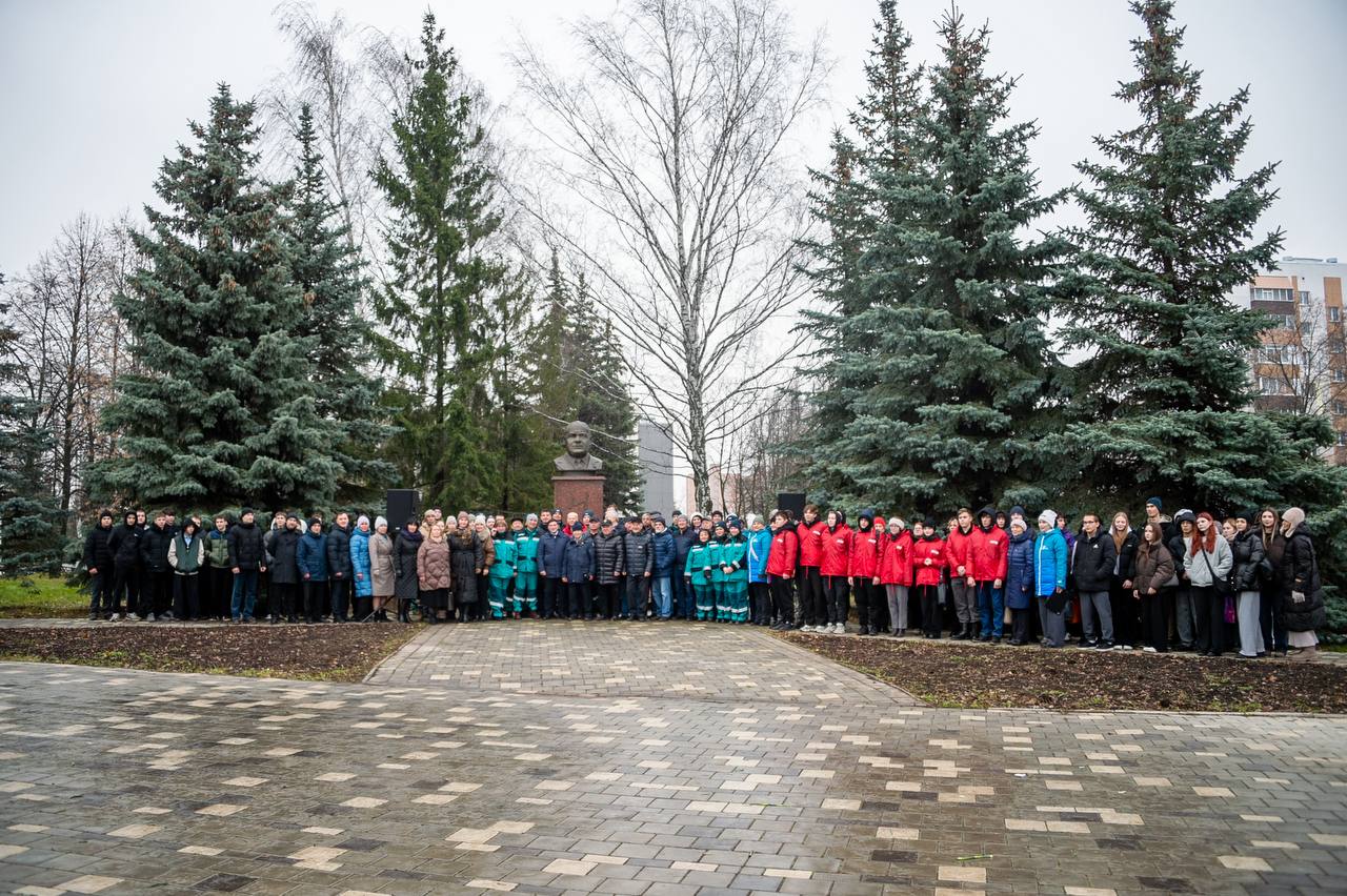 Сегодня Нижнекамск отдаёт дань глубокого уважения двум людям, чьи имена навсегда вписаны в историю нашего города Сегодня Нижнекамск отдаёт дань глубокого уважения двум людям, чьи имена навсегда вписаны в историю нашего города