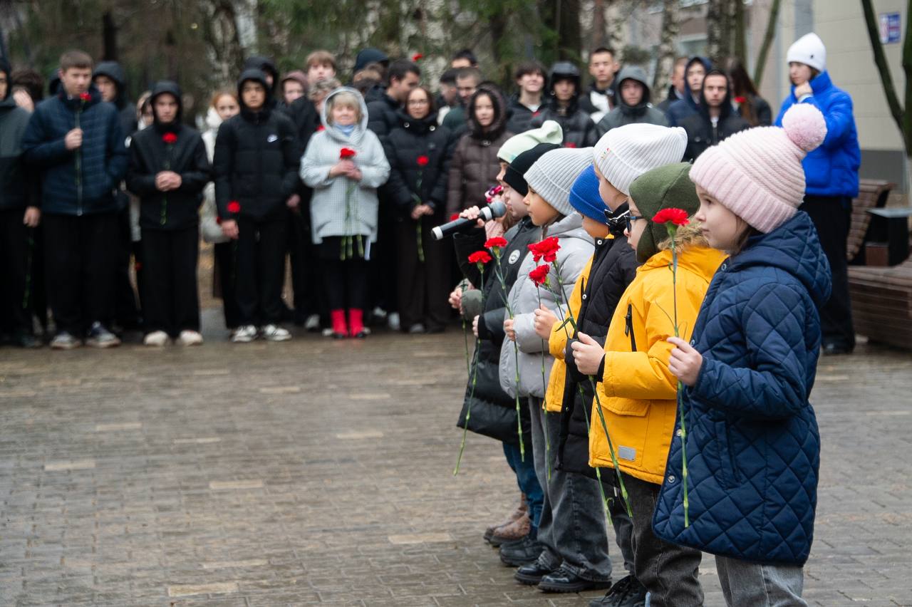 Сегодня Нижнекамск отдаёт дань глубокого уважения двум людям, чьи имена навсегда вписаны в историю нашего города Сегодня Нижнекамск отдаёт дань глубокого уважения двум людям, чьи имена навсегда вписаны в историю нашего города