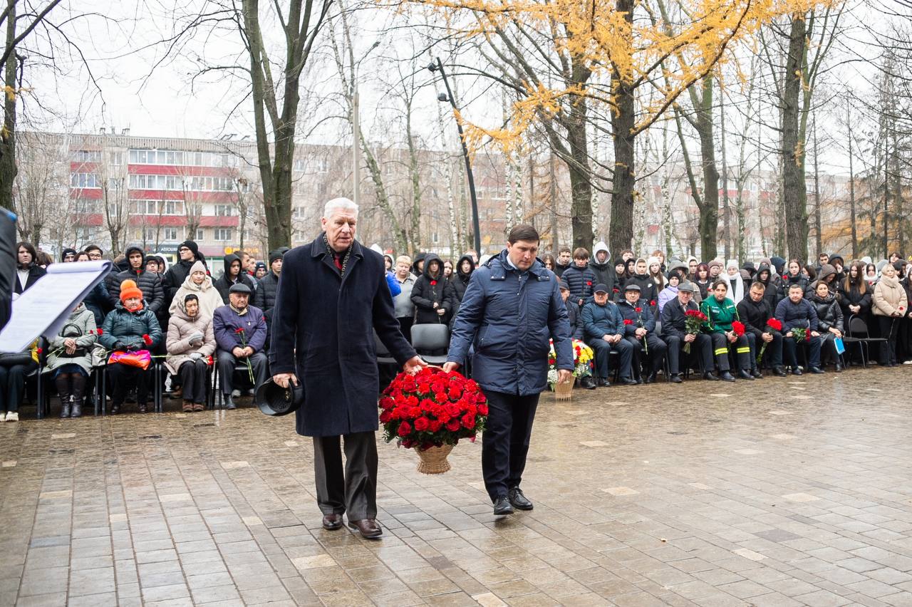 Сегодня Нижнекамск отдаёт дань глубокого уважения двум людям, чьи имена навсегда вписаны в историю нашего города Сегодня Нижнекамск отдаёт дань глубокого уважения двум людям, чьи имена навсегда вписаны в историю нашего города