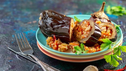 Забудете о других мясных блюдах: сочные фаршированные баклажаны готовятся в два счета