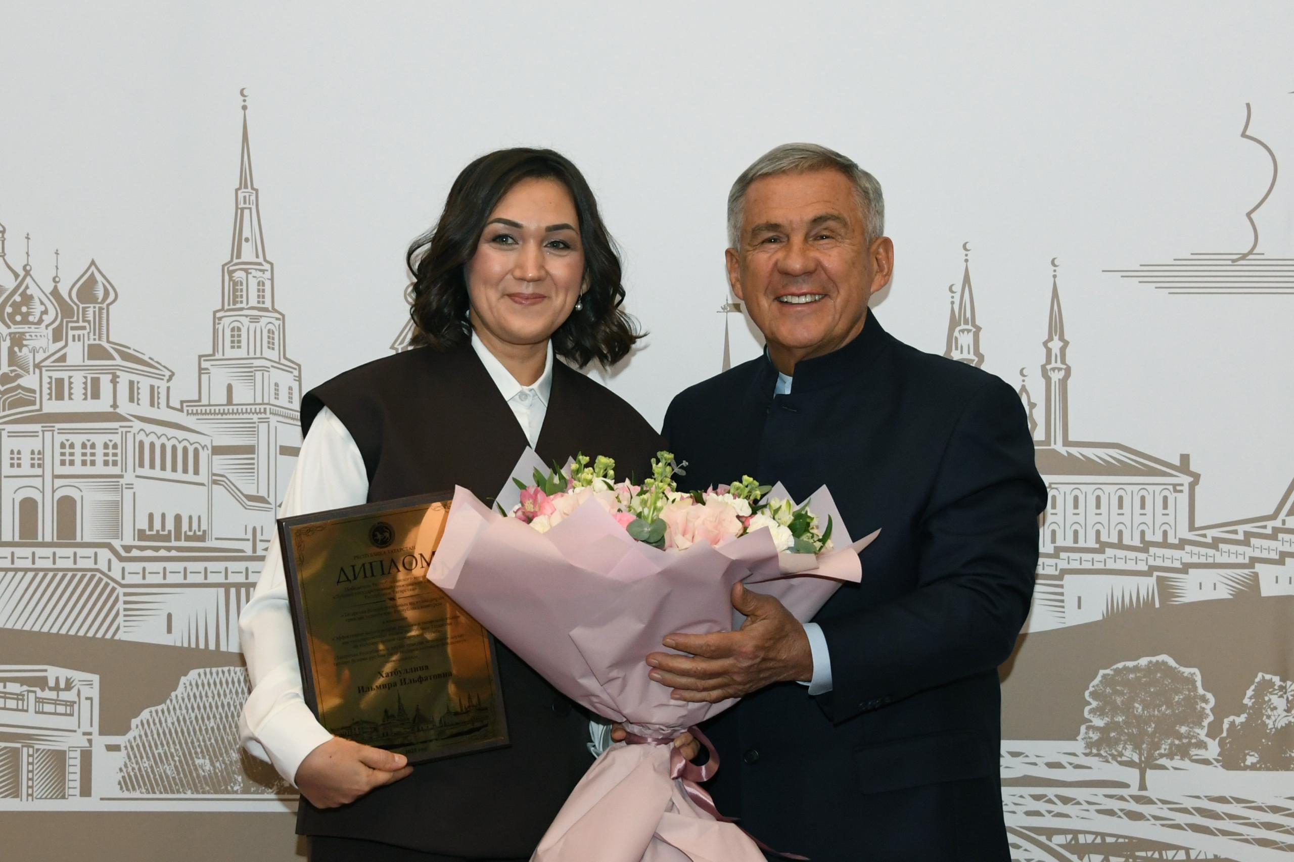 В Татарстане наградили лучших госслужащих года В Татарстане наградили лучших госслужащих года