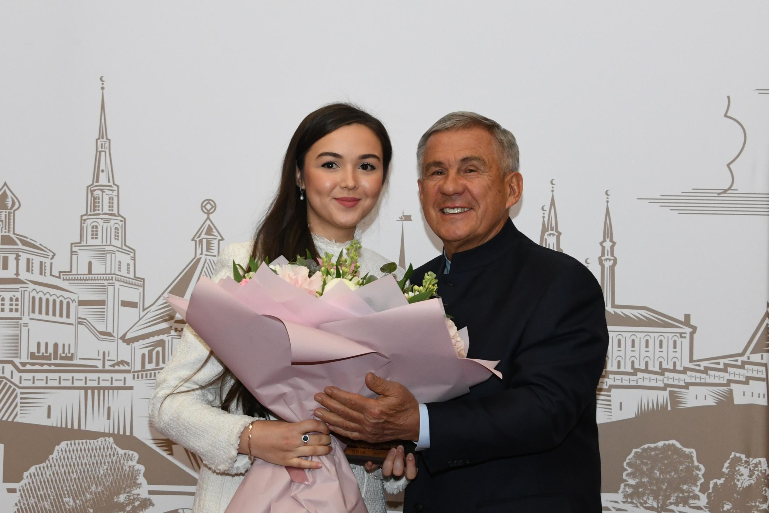 В Татарстане наградили лучших госслужащих года В Татарстане наградили лучших госслужащих года