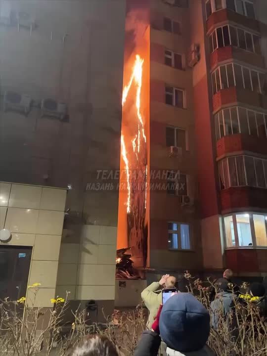 На стене многоэтажки на Ямашева в Казани загорелся рекламный баннер