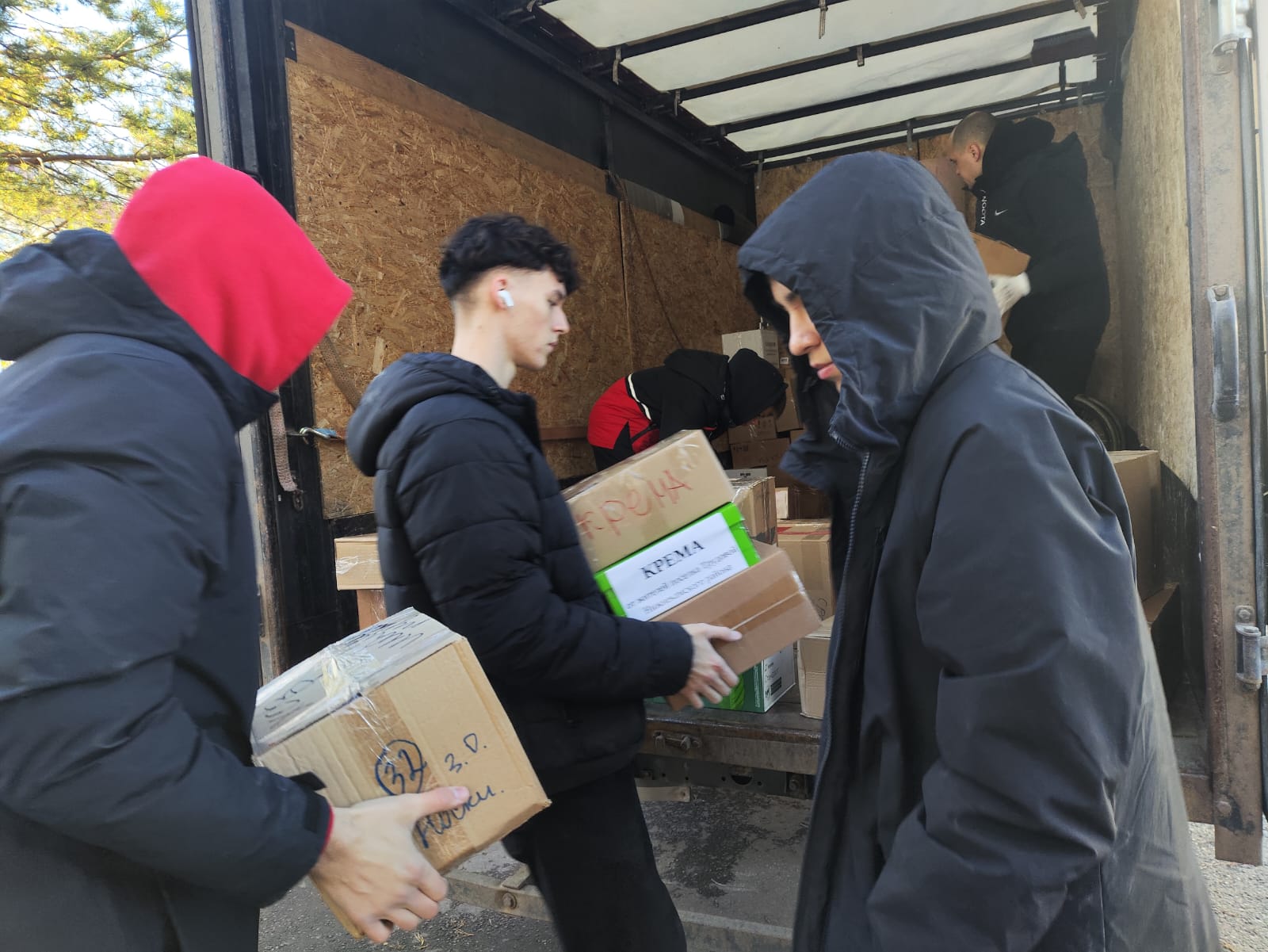 Сегодня с участием координационного совета 6, 7, 8 и 11 микрорайонов загрузили две «Газели» от центра «Добрые сердца» 38 кубов гуманитарного груза, собранного за неделю неравнодушными нижнекамцами для госпиталей Сегодня с участием координационного совета 6, 7, 8 и 11 микрорайонов загрузили две «Газели» от центра «Добрые сердца» 38 кубов гуманитарного груза, собранного за неделю неравнодушными нижнекамцами для госпиталей