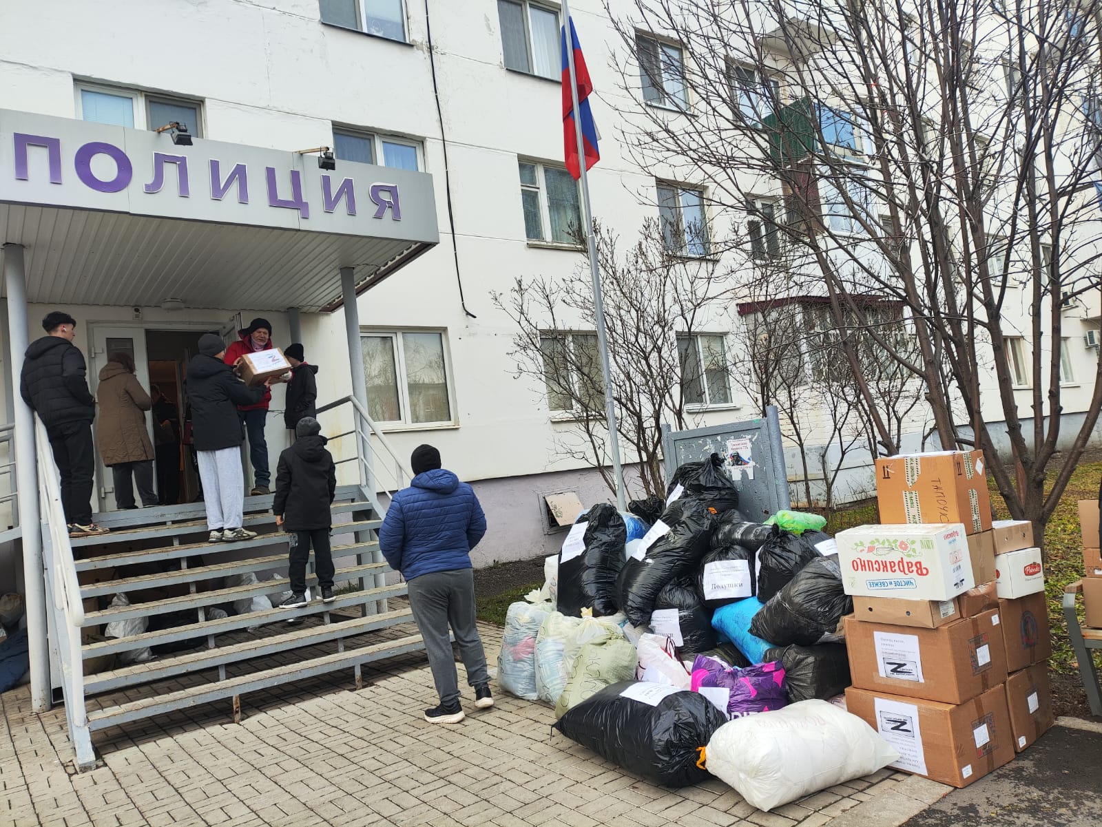 Сегодня с участием координационного совета 6, 7, 8 и 11 микрорайонов загрузили две «Газели» от центра «Добрые сердца» 38 кубов гуманитарного груза, собранного за неделю неравнодушными нижнекамцами для госпиталей Сегодня с участием координационного совета 6, 7, 8 и 11 микрорайонов загрузили две «Газели» от центра «Добрые сердца» 38 кубов гуманитарного груза, собранного за неделю неравнодушными нижнекамцами для госпиталей