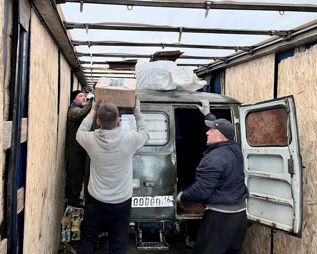 Три автомобиля, оборудование, личные посылки: нижнекамцы отправили 20 тонн помощи на СВО
