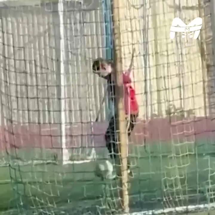 Футболистка академии ФК "Рубин" сломала ногу, когда перетаскивала тяжёлые ворота в наказание от тренера