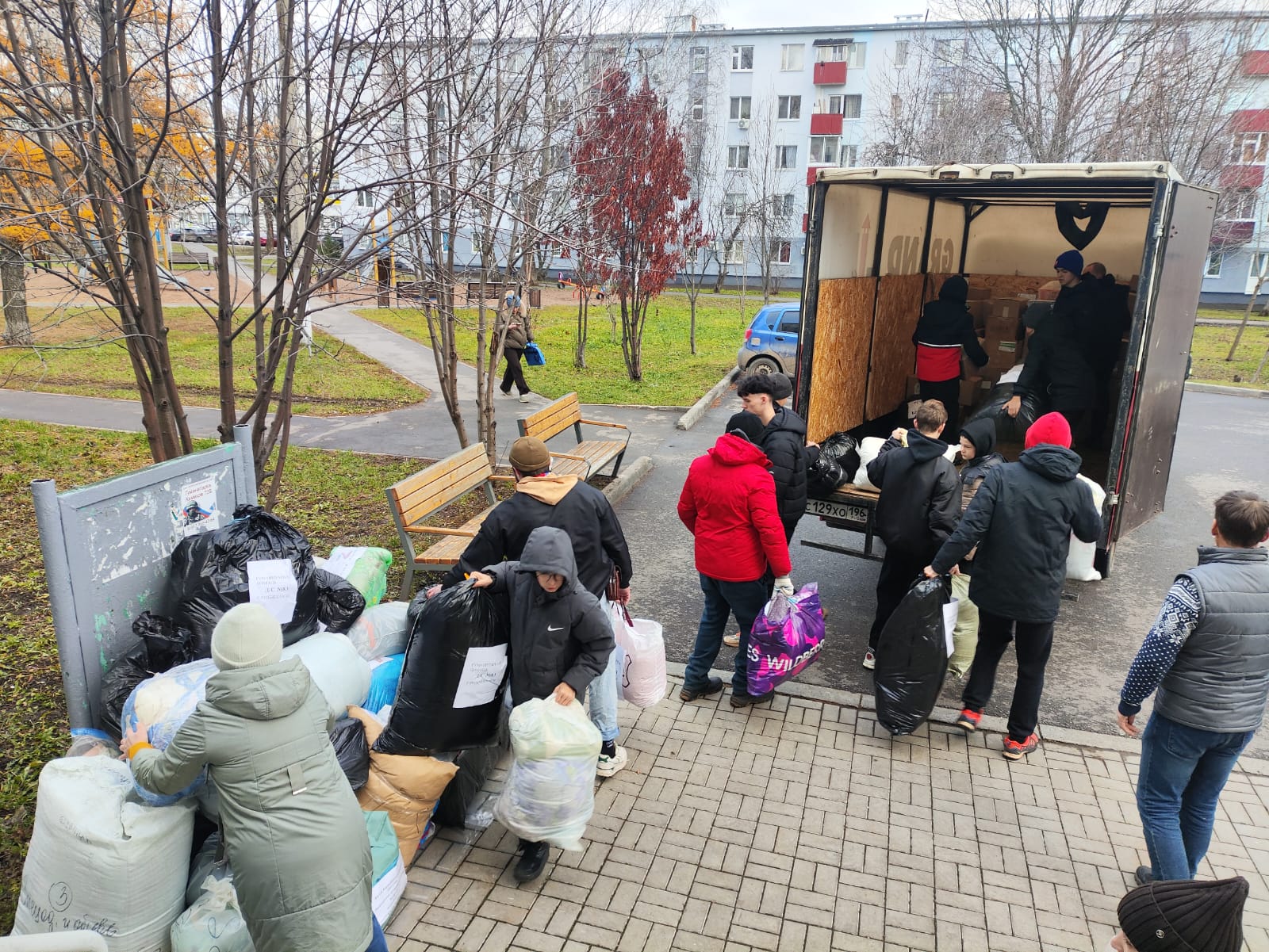 Сегодня с участием координационного совета 6, 7, 8 и 11 микрорайонов загрузили две «Газели» от центра «Добрые сердца» 38 кубов гуманитарного груза, собранного за неделю неравнодушными нижнекамцами для госпиталей Сегодня с участием координационного совета 6, 7, 8 и 11 микрорайонов загрузили две «Газели» от центра «Добрые сердца» 38 кубов гуманитарного груза, собранного за неделю неравнодушными нижнекамцами для госпиталей