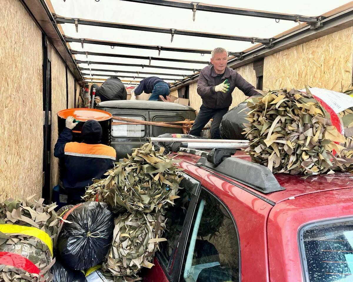 Три автомобиля, оборудование, личные посылки: нижнекамцы отправили 20 тонн помощи на СВО Три автомобиля, оборудование, личные посылки: нижнекамцы отправили 20 тонн помощи на СВО