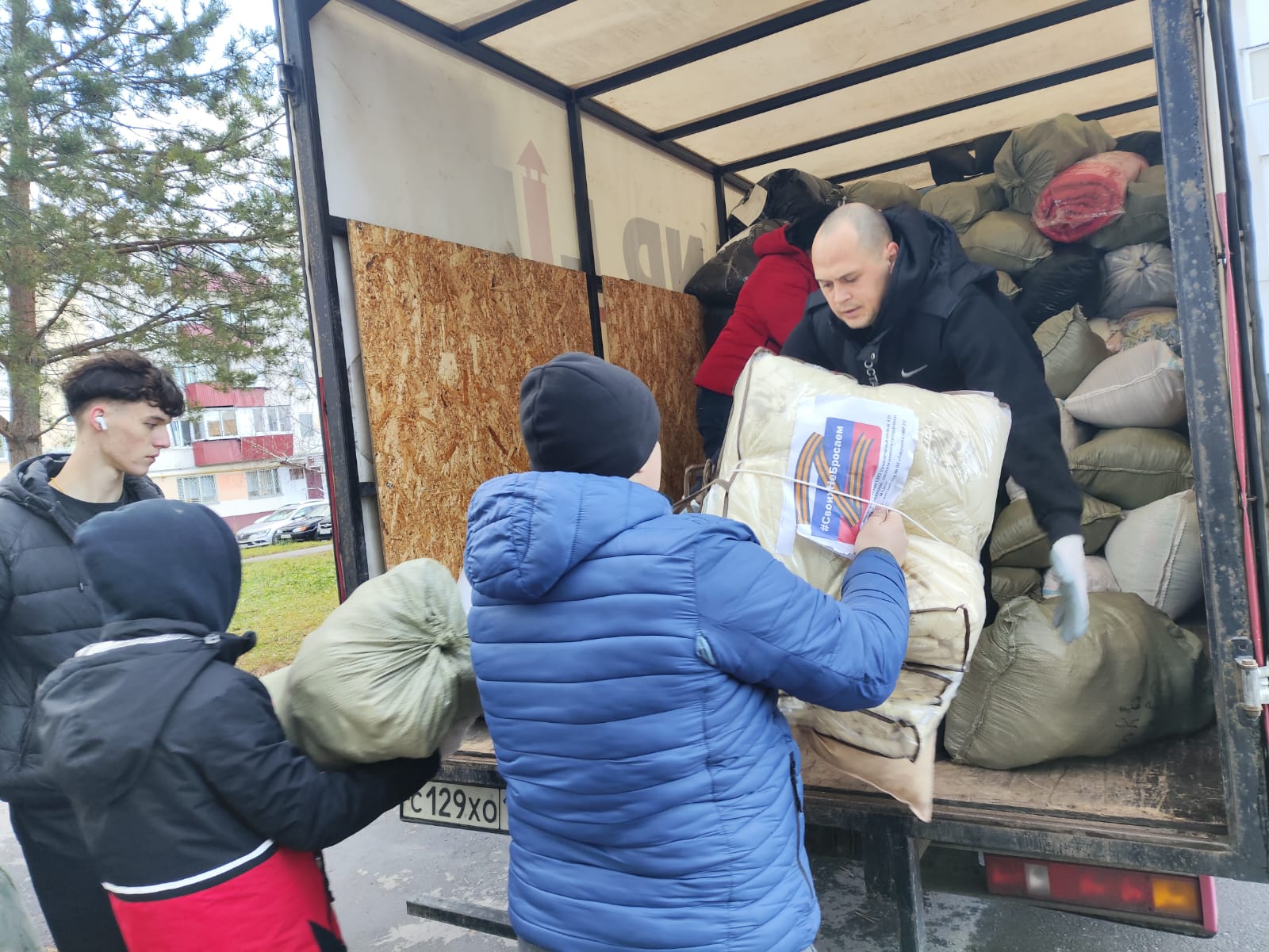 Сегодня с участием координационного совета 6, 7, 8 и 11 микрорайонов загрузили две «Газели» от центра «Добрые сердца» 38 кубов гуманитарного груза, собранного за неделю неравнодушными нижнекамцами для госпиталей Сегодня с участием координационного совета 6, 7, 8 и 11 микрорайонов загрузили две «Газели» от центра «Добрые сердца» 38 кубов гуманитарного груза, собранного за неделю неравнодушными нижнекамцами для госпиталей