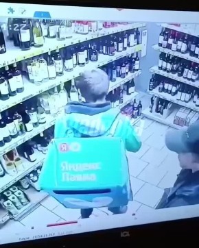 «Лелек» и «Болик» из Казани пытались стащить из супермаркета целую корзину алкоголя в курьерской сумке