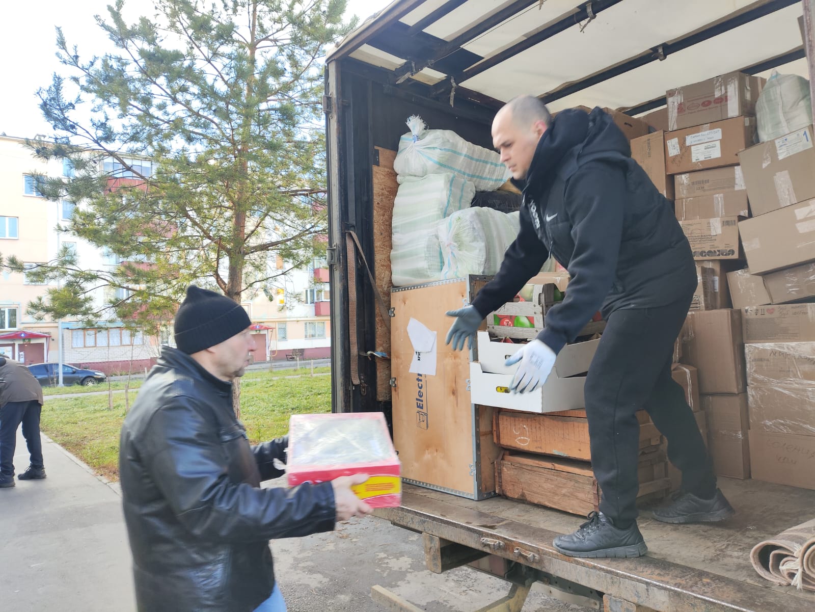 Сегодня с участием координационного совета 6, 7, 8 и 11 микрорайонов загрузили две «Газели» от центра «Добрые сердца» 38 кубов гуманитарного груза, собранного за неделю неравнодушными нижнекамцами для госпиталей Сегодня с участием координационного совета 6, 7, 8 и 11 микрорайонов загрузили две «Газели» от центра «Добрые сердца» 38 кубов гуманитарного груза, собранного за неделю неравнодушными нижнекамцами для госпиталей