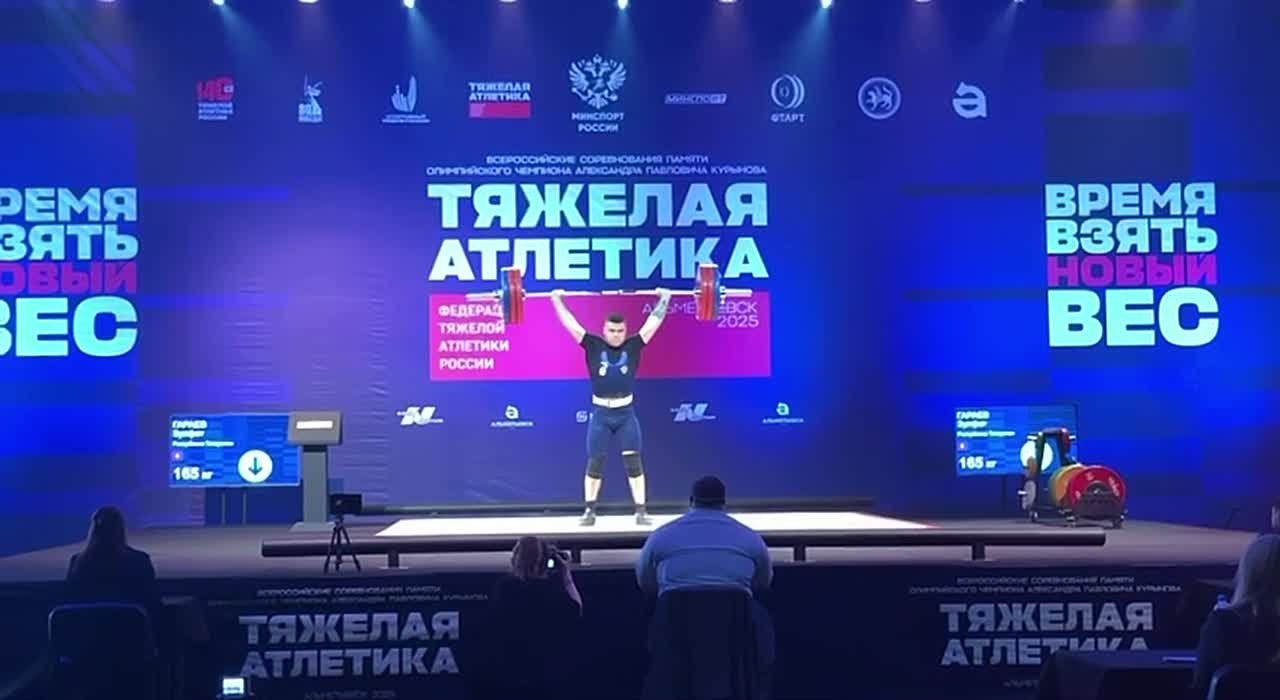 Зулфат Гараев мощно стартовал на Всероссийских соревнованиях по тяжелой атлетике памяти олимпийского чемпиона А.П. Курынова