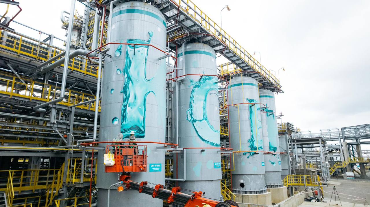 Нижнекамский гексен обрёл своё лицо: на новом производстве НКНХ появился индустриально-экологический арт Нижнекамский гексен обрёл своё лицо: на новом производстве НКНХ появился индустриально-экологический арт