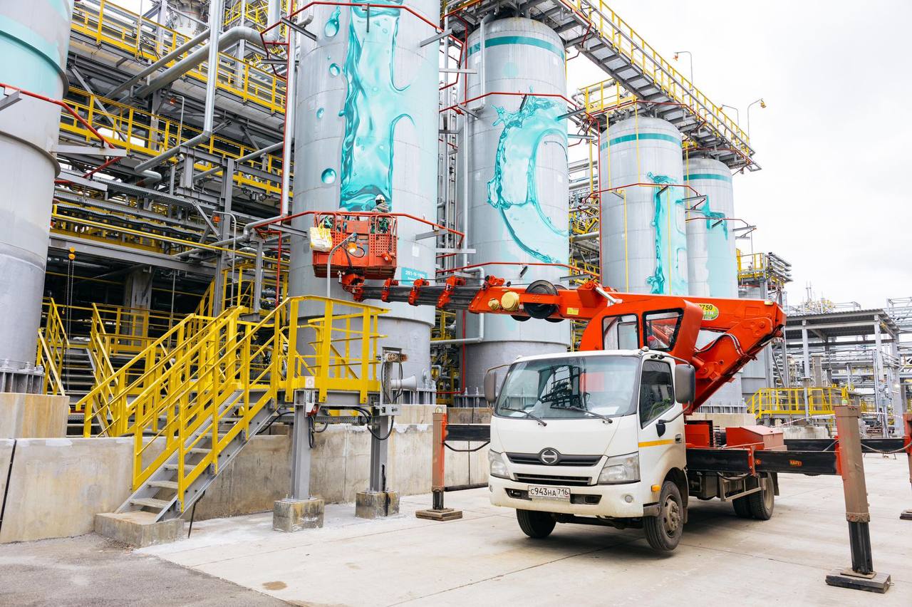 Нижнекамский гексен обрёл своё лицо: на новом производстве НКНХ появился индустриально-экологический арт Нижнекамский гексен обрёл своё лицо: на новом производстве НКНХ появился индустриально-экологический арт