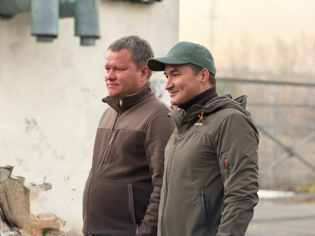 Глава Рыбно-Слободского района Радик Ислямов и зампремьера РТ Ринат Садыков сопроводили гуманитарную колонну в Рубежное Глава Рыбно-Слободского района Радик Ислямов и зампремьера РТ Ринат Садыков сопроводили гуманитарную колонну в Рубежное